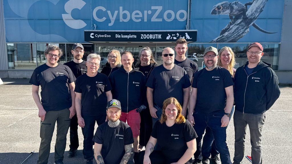 Cyberzoo-teamet framför sin butik.
